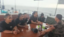Empat ABK KM Maulana 23 korban dugaan penganiayaan tiba di Polres Pelabuhan Tanjung Priok dan disambut keluarga pada 8 Oktober 2026. (Humas Kementerian Kelautan dan Perikanan)