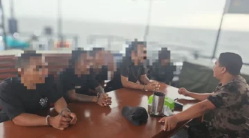 Empat ABK KM Maulana 23 korban dugaan penganiayaan tiba di Polres Pelabuhan Tanjung Priok dan disambut keluarga pada 8 Oktober 2026. (Humas Kementerian Kelautan dan Perikanan)