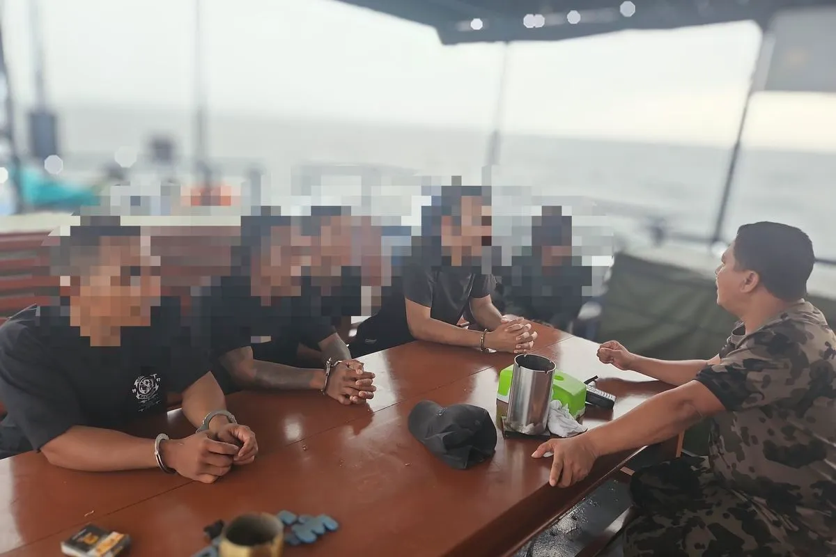 Empat ABK KM Maulana 23 korban dugaan penganiayaan tiba di Polres Pelabuhan Tanjung Priok dan disambut keluarga pada 8 Oktober 2026. (Humas Kementerian Kelautan dan Perikanan)