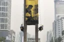 Enam aktivis Greenpeace Indonesia dievakuasi setelah membentangkan spanduk di Monumen Selamat Datang, Bundaran HI, Jakarta Pusat. (Posnews/Greenpeace Indonesia)

