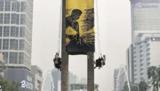 Enam aktivis Greenpeace Indonesia dievakuasi setelah membentangkan spanduk di Monumen Selamat Datang, Bundaran HI, Jakarta Pusat. (Posnews/Greenpeace Indonesia)
