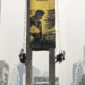 Enam aktivis Greenpeace Indonesia dievakuasi setelah membentangkan spanduk di Monumen Selamat Datang, Bundaran HI, Jakarta Pusat. (Posnews/Greenpeace Indonesia)

