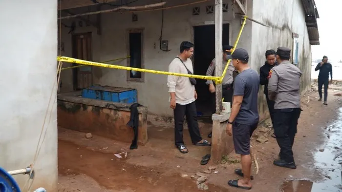 Garis polisi di lokasi penembakan sadis yang menewaskan seorang warga di kontrakan Jalan Payak Ubi, Toboali, Bangka Selatan. (Posnews/Polres Bangka Selatan
