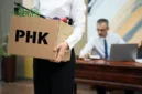 Ilustrasi pekerja terdampak pemutusan hubungan kerja atau PHK di Indonesia pada 2026. (Posnews/Net)

