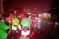 Jalan Raya Cibaduyut Bandung Banjir Setinggi 50 Cm, Kendaraan Mogok Massal.