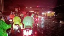 Jalan Raya Cibaduyut Bandung Banjir Setinggi 50 Cm, Kendaraan Mogok Massal.