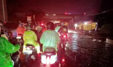 Banjir 50 Cm Lumpuhkan Jalan Raya Cibaduyut, Puluhan Kendaraan Mogok Disapu Air