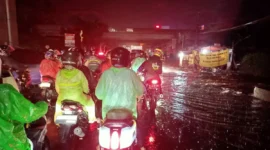 Jalan Raya Cibaduyut Bandung Banjir Setinggi 50 Cm, Kendaraan Mogok Massal.