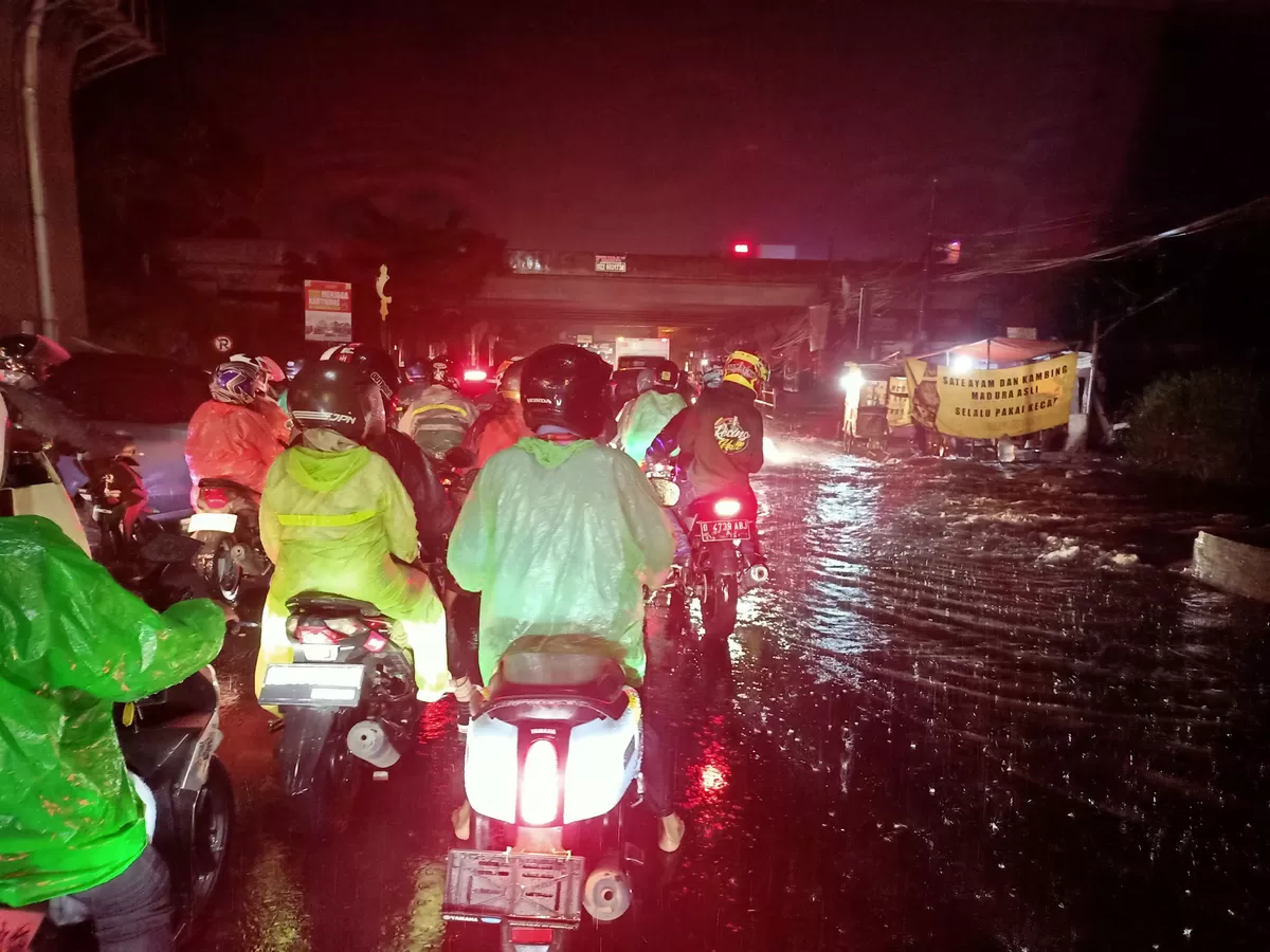 Jalan Raya Cibaduyut Bandung Banjir Setinggi 50 Cm, Kendaraan Mogok Massal.