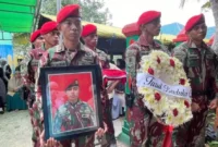 Jenazah Letda Inf Jihad Ahmad Al Rasyid saat tiba di Sorong, Papua Barat Daya, sebelum pemakaman militer.
