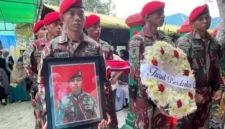 Jenazah Letda Inf Jihad Ahmad Al Rasyid saat tiba di Sorong, Papua Barat Daya, sebelum pemakaman militer.