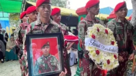 Jenazah Letda Inf Jihad Ahmad Al Rasyid saat tiba di Sorong, Papua Barat Daya, sebelum pemakaman militer.
