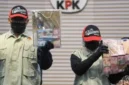 KPK memaparkan barang bukti dalam kasus dugaan korupsi dana siap pakai BNPB senilai Rp148 miliar. (Posnews/Ist)
