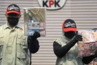 KPK memaparkan barang bukti dalam kasus dugaan korupsi dana siap pakai BNPB senilai Rp148 miliar. (Posnews/Ist)