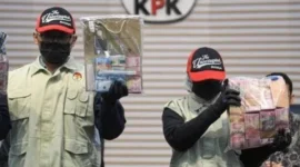 KPK memaparkan barang bukti dalam kasus dugaan korupsi dana siap pakai BNPB senilai Rp148 miliar. (Posnews/Ist)
