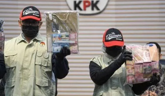 KPK memaparkan barang bukti dalam kasus dugaan korupsi dana siap pakai BNPB senilai Rp148 miliar. (Posnews/Ist)
