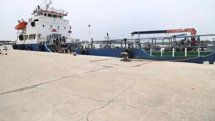 Kapal MT Global 168 yang diamankan tim gabungan bersama barang bukti ketamin di Pelabuhan Belawan, Sumatera Utara. (Posnews/Ist)