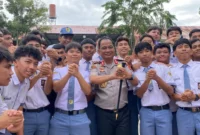Kapolda Aceh Irjen Pol. Ruddi Setiawan menjadi inspektur upacara bendera di SMA Negeri 2 Banda Aceh, Senin 19 Oktober 2026. (Posnews/ISt)

