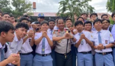 Kapolda Aceh Irjen Pol. Ruddi Setiawan menjadi inspektur upacara bendera di SMA Negeri 2 Banda Aceh, Senin 19 Oktober 2026. (Posnews/ISt)