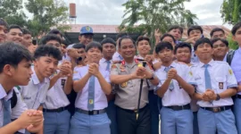 Kapolda Aceh Irjen Pol. Ruddi Setiawan menjadi inspektur upacara bendera di SMA Negeri 2 Banda Aceh, Senin 19 Oktober 2026. (Posnews/ISt)

