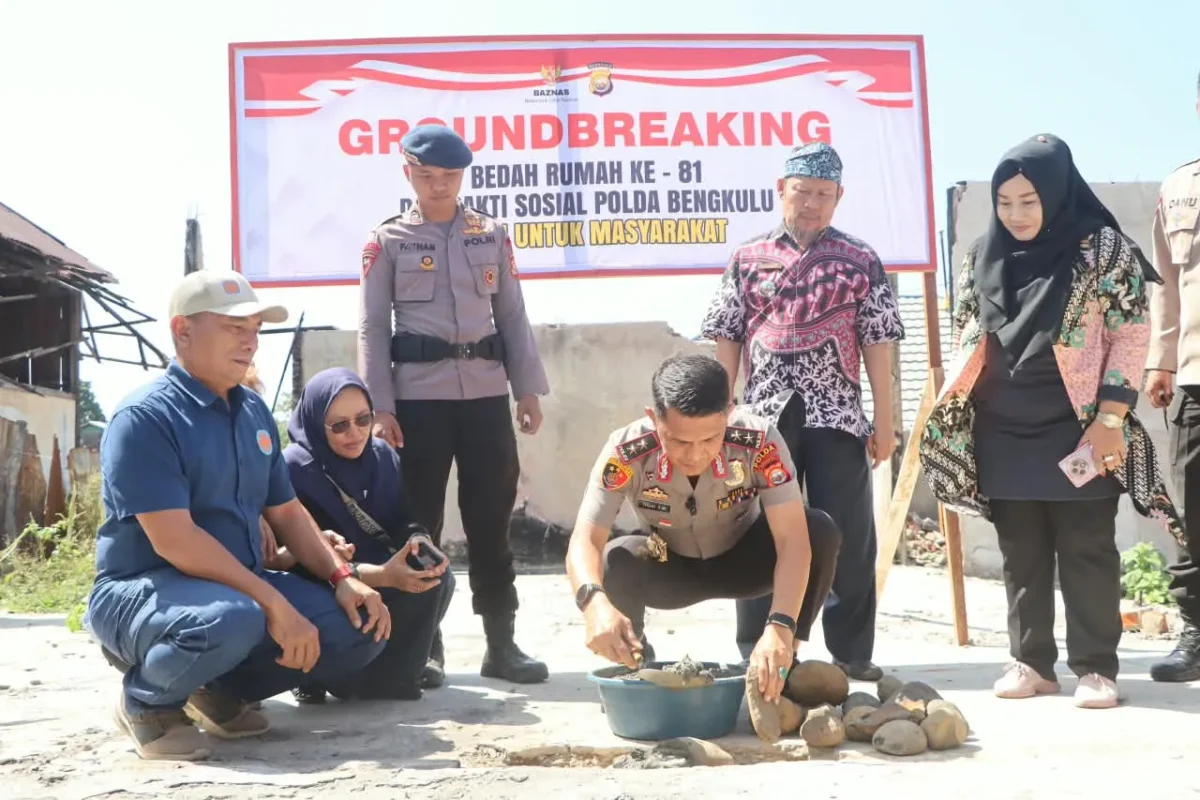 Kapolda Bengkulu Irjen Pol. Yudhi Sulistianto Wahid meletakkan batu pertama pembangunan rumah ke-84 program bedah rumah Sriduri di Bengkulu Selatan. (Posnews/Humas Polda Bengkulu)
