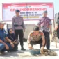 Kapolda Bengkulu Irjen Pol. Yudhi Sulistianto Wahid meletakkan batu pertama pembangunan rumah ke-84 program bedah rumah Sriduri di Bengkulu Selatan. (Posnews/Humas Polda Bengkulu)
