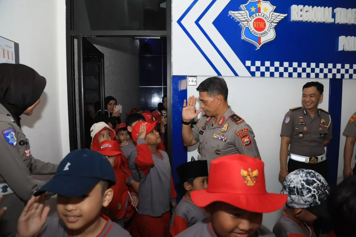 Kapolda Bengkulu Irjen Pol Yudhi Sulistianto Wahid mengikuti kegiatan Polisi Sahabat Anak Ditlantas Polda Bengkulu. (Posnews/Humas Polda Bengkulu)

