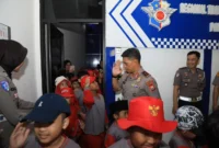 Kapolda Bengkulu Irjen Pol Yudhi Sulistianto Wahid mengikuti kegiatan Polisi Sahabat Anak Ditlantas Polda Bengkulu. (Posnews/Humas Polda Bengkulu)
