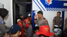 Kapolda Bengkulu Irjen Pol Yudhi Sulistianto Wahid mengikuti kegiatan Polisi Sahabat Anak Ditlantas Polda Bengkulu. (Posnews/Humas Polda Bengkulu)
