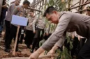 Kapolda Metro Jaya Dadang Hartanto bersama personel dalam kegiatan Green Policing, kerja bakti, dan penanaman pohon di lingkungan Polda Metro Jaya. (Posnews/Humas PMJ)
