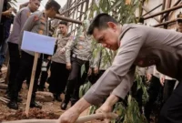 Kapolda Metro Jaya Dadang Hartanto bersama personel dalam kegiatan Green Policing, kerja bakti, dan penanaman pohon di lingkungan Polda Metro Jaya. (Posnews/Humas PMJ)