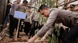 Kapolda Metro Jaya Dadang Hartanto bersama personel dalam kegiatan Green Policing, kerja bakti, dan penanaman pohon di lingkungan Polda Metro Jaya. (Posnews/Humas PMJ)