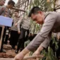 Kapolda Metro Jaya Dadang Hartanto bersama personel dalam kegiatan Green Policing, kerja bakti, dan penanaman pohon di lingkungan Polda Metro Jaya. (Posnews/Humas PMJ)