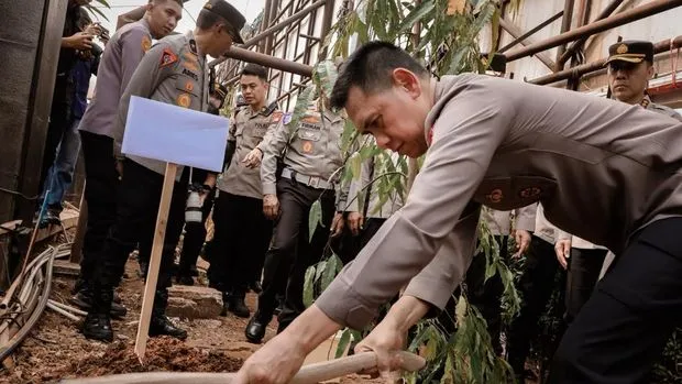 Kapolda Metro Jaya Dadang Hartanto bersama personel dalam kegiatan Green Policing, kerja bakti, dan penanaman pohon di lingkungan Polda Metro Jaya. (Posnews/Humas PMJ)