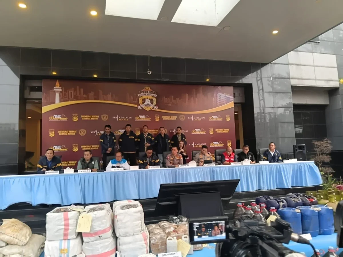 Kapolda Metro Jaya memaparkan pengungkapan lima kasus dugaan kejahatan sumber daya alam dan penyalahgunaan barang bersubsidi.