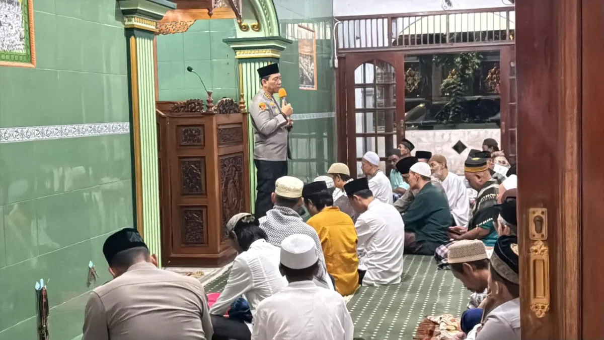 Kapolres Metro Jakarta Utara Adhe Hariadi saat kegiatan Subuh Keliling bersama masyarakat di Masjid Jami Nurul Wathan, Sunter Agung. (Posnews/Humas Polres Metro Jakut)
