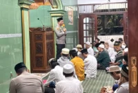 Kapolres Metro Jakarta Utara Adhe Hariadi saat kegiatan Subuh Keliling bersama masyarakat di Masjid Jami Nurul Wathan, Sunter Agung. (Posnews/Humas Polres Metro Jakut)
