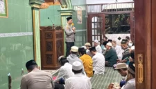 Kapolres Metro Jakarta Utara Adhe Hariadi saat kegiatan Subuh Keliling bersama masyarakat di Masjid Jami Nurul Wathan, Sunter Agung. (Posnews/Humas Polres Metro Jakut)
