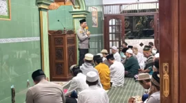 Kapolres Metro Jakarta Utara Adhe Hariadi saat kegiatan Subuh Keliling bersama masyarakat di Masjid Jami Nurul Wathan, Sunter Agung. (Posnews/Humas Polres Metro Jakut)
