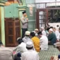 Kapolres Metro Jakarta Utara Adhe Hariadi saat kegiatan Subuh Keliling bersama masyarakat di Masjid Jami Nurul Wathan, Sunter Agung. (Posnews/Humas Polres Metro Jakut)
