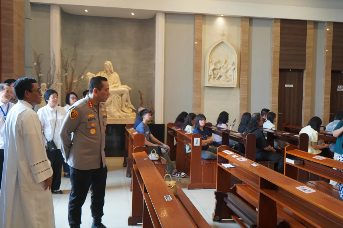 Kapolres Metro Jakarta Utara Kombes Pol Adhe Hariadi meninjau pelaksanaan ibadah di gereja Kelapa Gading. (Posnews/Humas Polres Metro Jakut)
