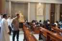 Kapolres Metro Jakarta Utara Kombes Pol Adhe Hariadi meninjau pelaksanaan ibadah di gereja Kelapa Gading. (Posnews/Humas Polres Metro Jakut)
