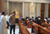 Kapolres Metro Jakarta Utara Kombes Pol Adhe Hariadi meninjau pelaksanaan ibadah di gereja Kelapa Gading. (Posnews/Humas Polres Metro Jakut)
