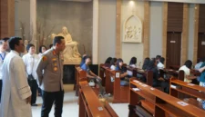 Kapolres Metro Jakarta Utara Kombes Pol Adhe Hariadi meninjau pelaksanaan ibadah di gereja Kelapa Gading. (Posnews/Humas Polres Metro Jakut)