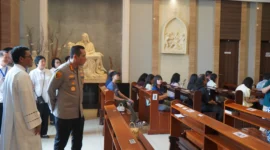 Kapolres Metro Jakarta Utara Kombes Pol Adhe Hariadi meninjau pelaksanaan ibadah di gereja Kelapa Gading. (Posnews/Humas Polres Metro Jakut)
