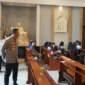 Kapolres Metro Jakarta Utara Kombes Pol Adhe Hariadi meninjau pelaksanaan ibadah di gereja Kelapa Gading. (Posnews/Humas Polres Metro Jakut)
