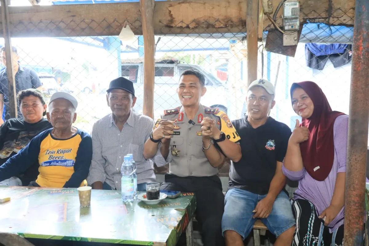 Kapolda Bengkulu Irjen Pol Yudhi Sulistianto Wahid berdialog langsung dengan nelayan di TPI Pulau Baai, Bengkulu. (Posnews/Humas Polda Bengkulu)

