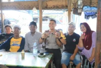 Kapolda Bengkulu Irjen Pol Yudhi Sulistianto Wahid berdialog langsung dengan nelayan di TPI Pulau Baai, Bengkulu. (Posnews/Humas Polda Bengkulu)

