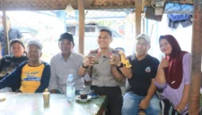 Kapolda Bengkulu Irjen Pol Yudhi Sulistianto Wahid berdialog langsung dengan nelayan di TPI Pulau Baai, Bengkulu. (Posnews/Humas Polda Bengkulu)