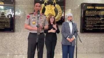 Kapolri Jenderal Suyudi Ario Seto menerima audiensi Menkomdigi Meutya Hafid di Mabes Polri untuk membahas keamanan ruang digital.
